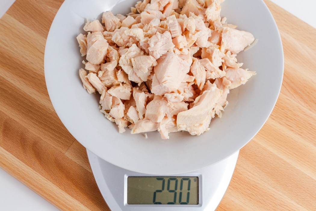290 grams of canned chicken on a scale