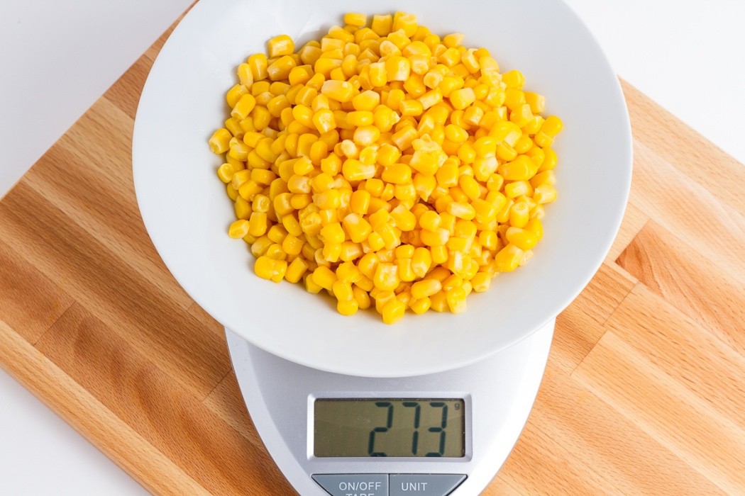 274 grams of canned yellow corn on a scale
