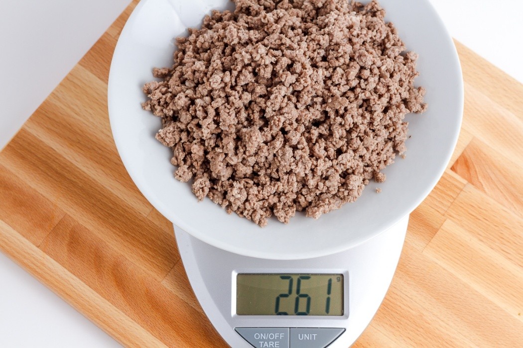 261 grams of cooked ground beef on a scale