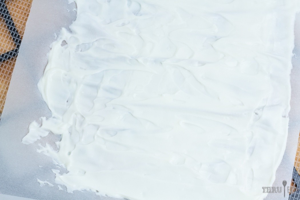 Use ParaFlexx sheets or parchment paper to dry yogurt Greek yogurt spread on parchment paper