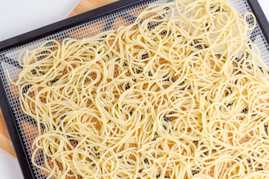 It's hard to spread noodles in a single layer, instead, make sure there's air gaps available spaghetti noodles spread on a dehydrator tray
