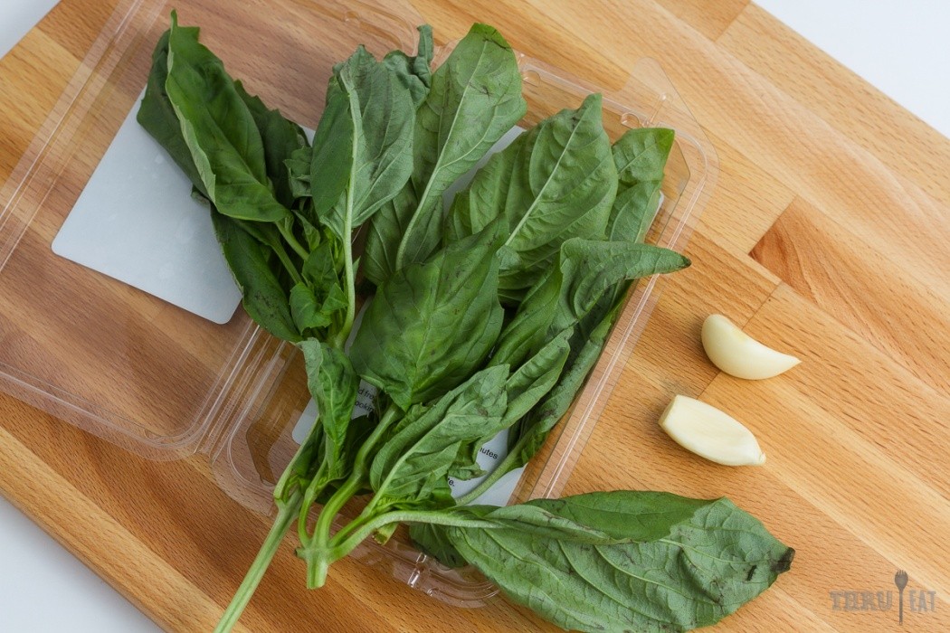 Simple dehydrated pesto with only 2 ingredients fresh basil and two cloves of garlic