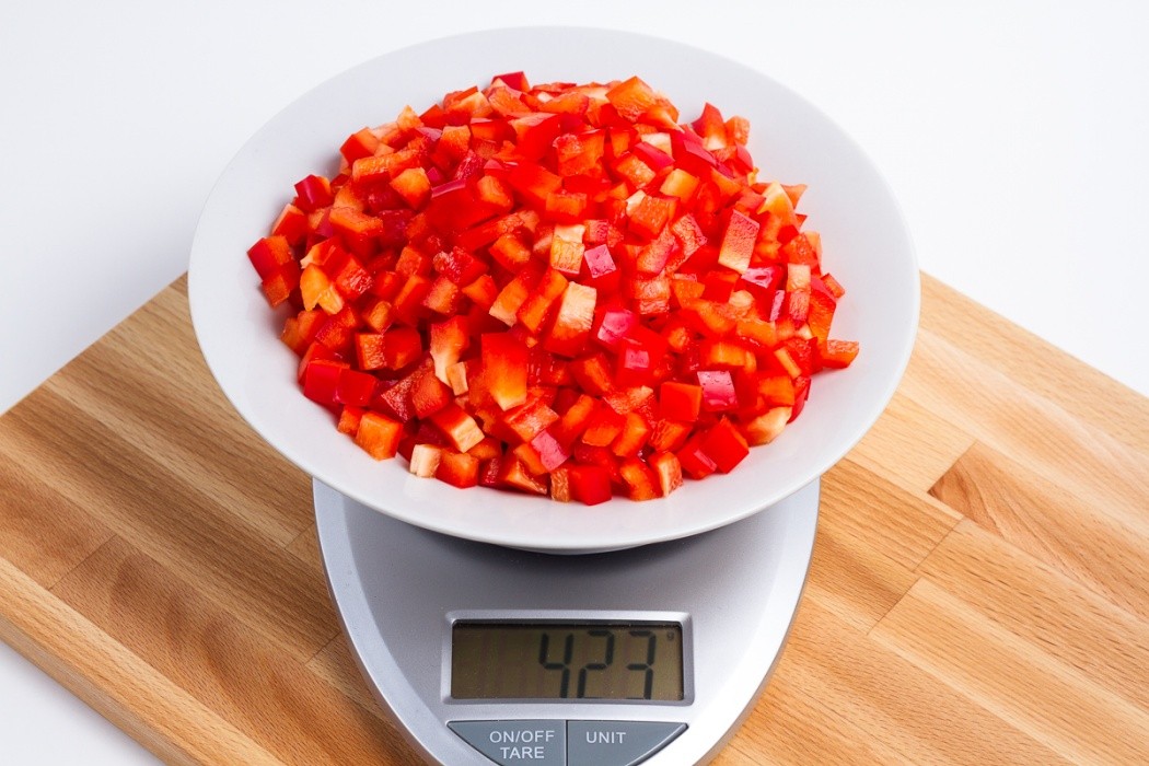 423 grams of diced red bell peppers on a scale