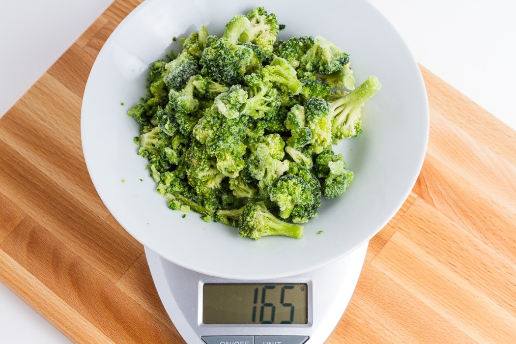 165 grams of frozen broccoli on a scale