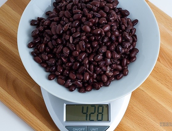 428 grams of canned black beans on a scale