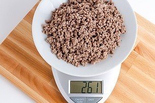 261 grams of cooked ground beef on a scale