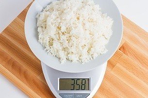 358 grams of jasmine rice on a scale