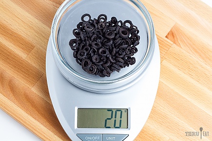 20 grams dehydrated sliced black olives on a scale