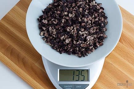 135 grams of dehydrated black beans on a scale